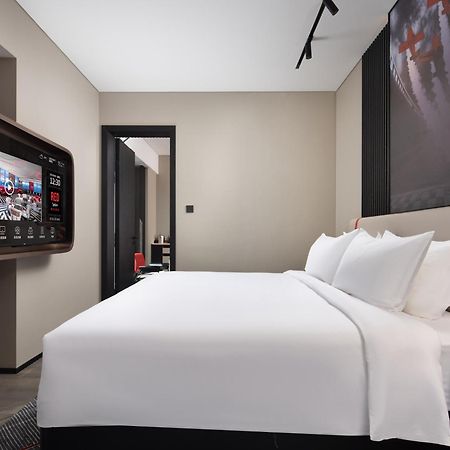 Radisson Red Hotel Zhuhai Gongbei Port Exterior foto