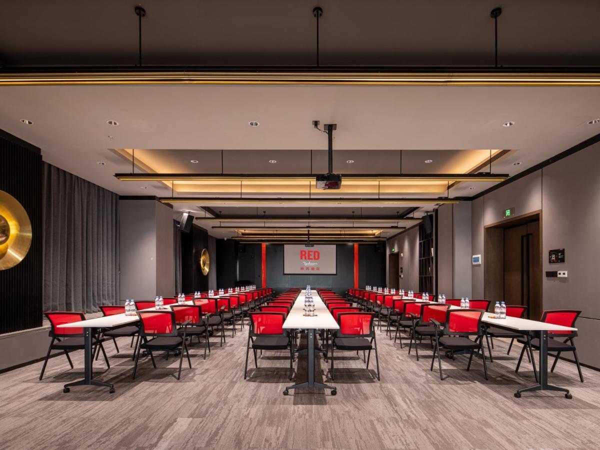 Radisson Red Hotel Zhuhai Gongbei Port Exterior foto