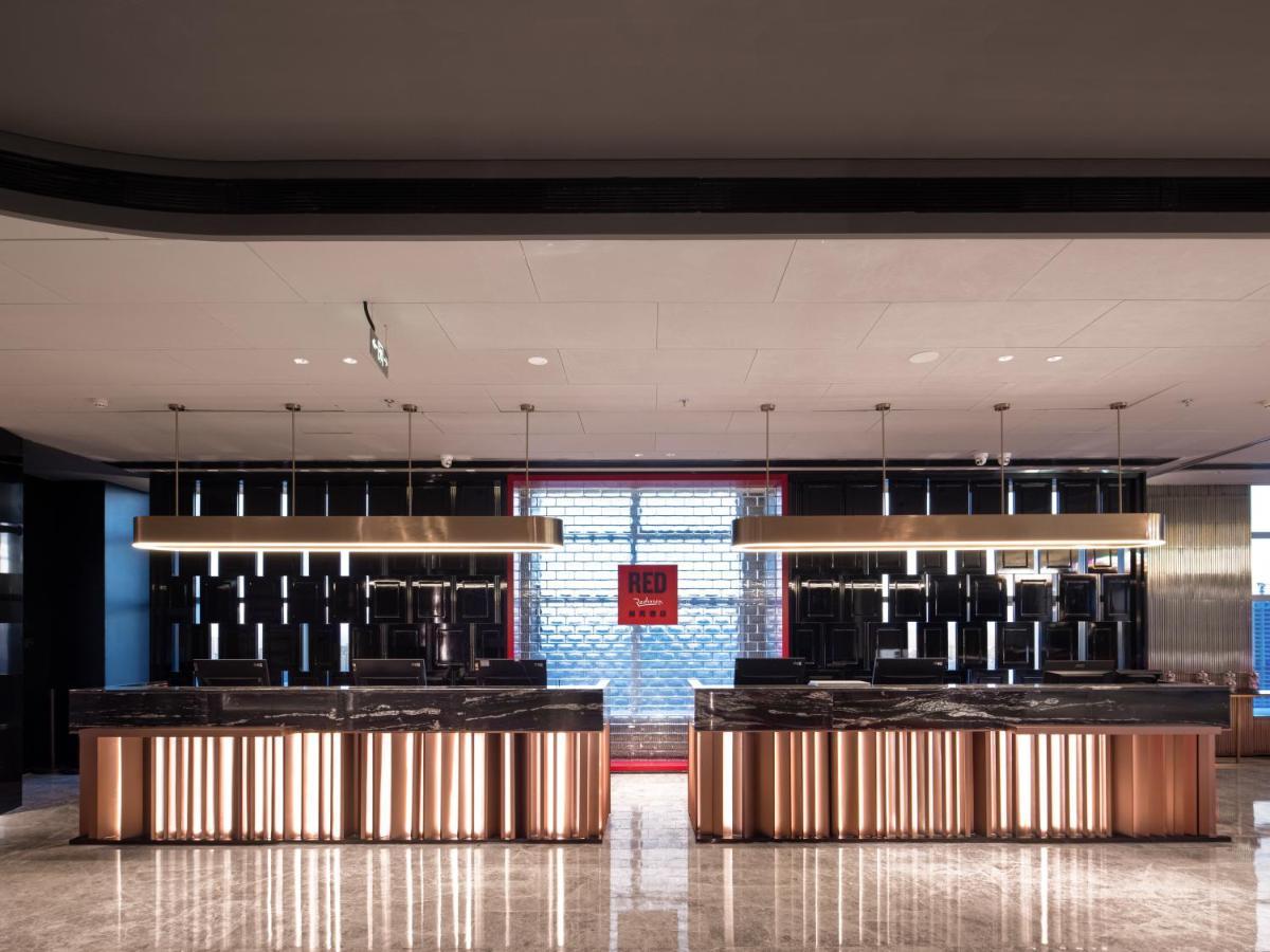 Radisson Red Hotel Zhuhai Gongbei Port Exterior foto