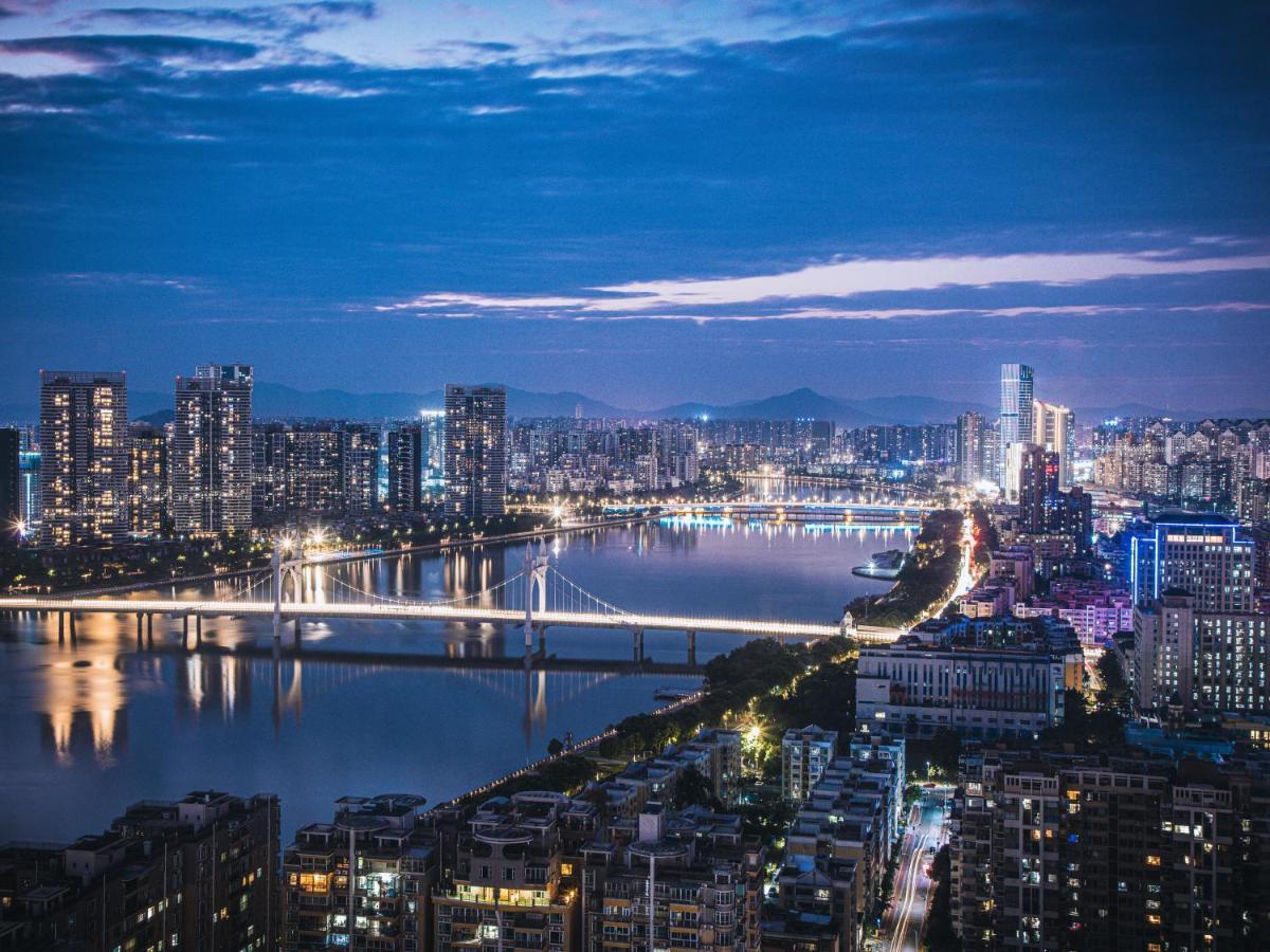Radisson Red Hotel Zhuhai Gongbei Port Exterior foto