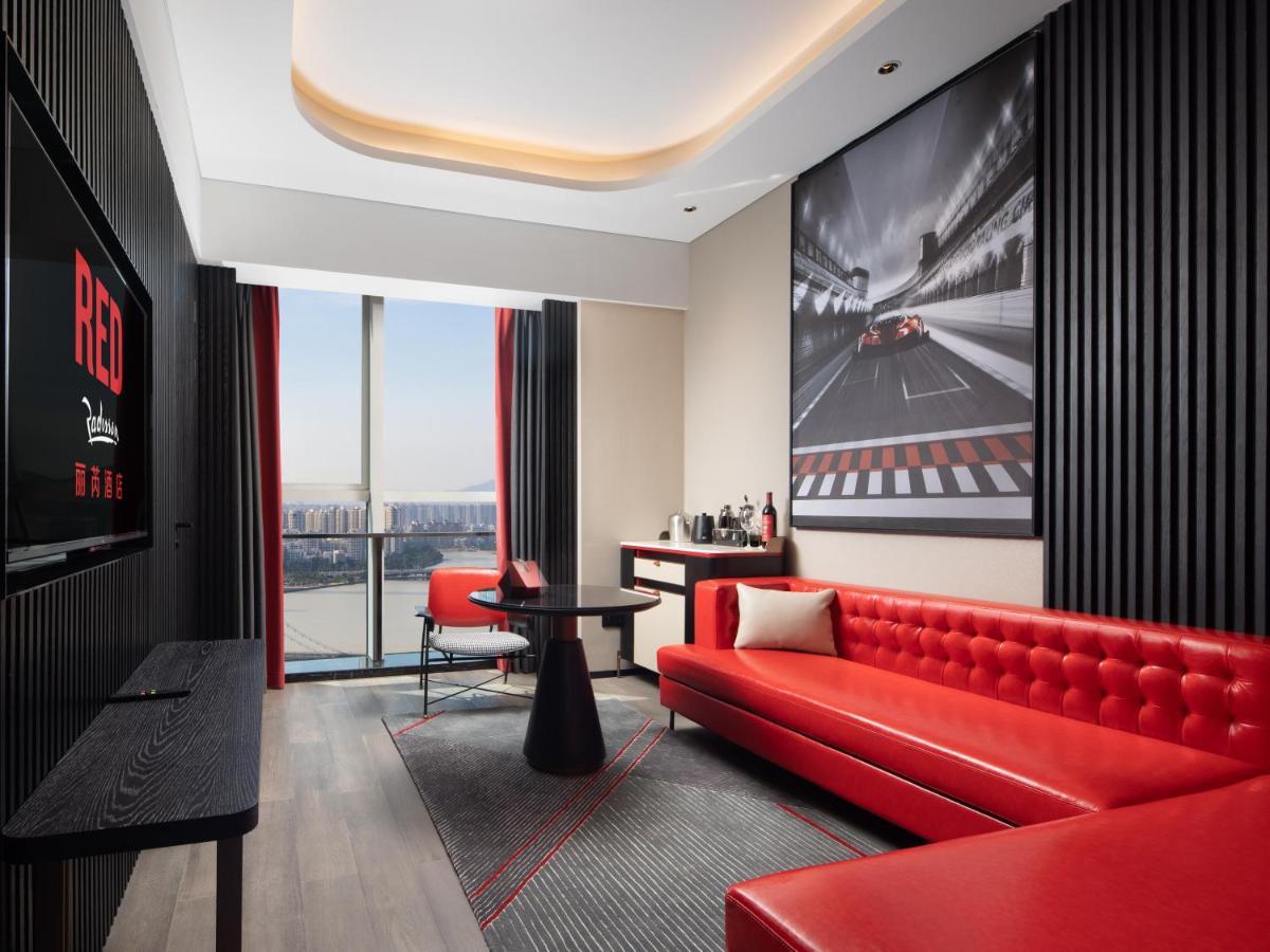 Radisson Red Hotel Zhuhai Gongbei Port Exterior foto