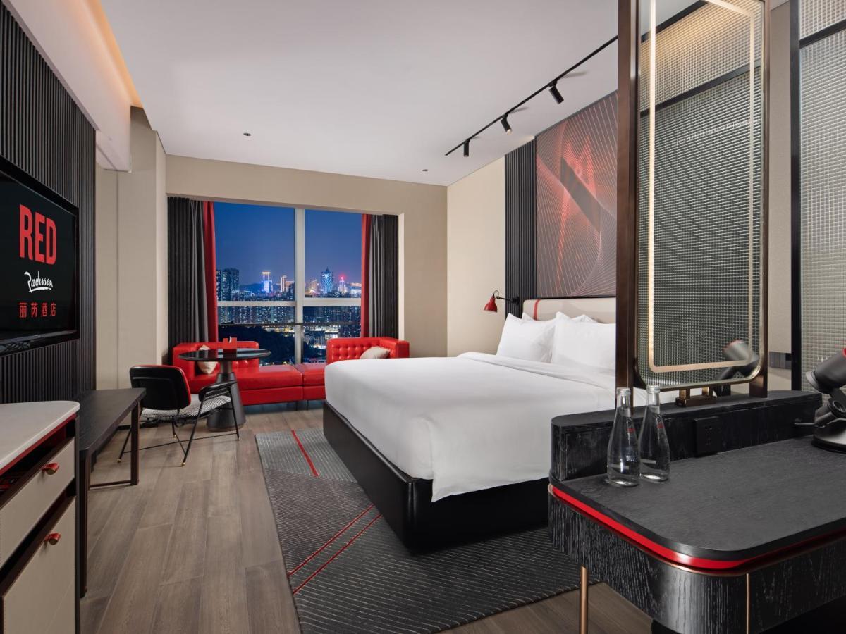 Radisson Red Hotel Zhuhai Gongbei Port Exterior foto